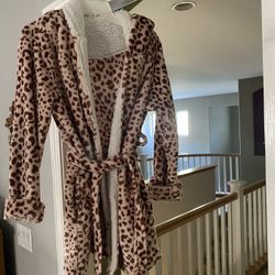 XS/S Women’s Pink Plush Leopard Robe