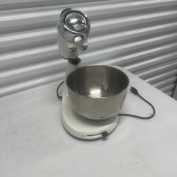 Sunbeam Mixmaster 2346 Heritage Series Counter Mixer No Beaters- Tested.  Used in good condition with minor cosmetic blemishes. These blemishes are in