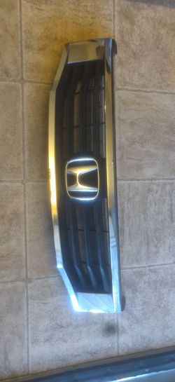 2008 Honda Accord grill 4dr
