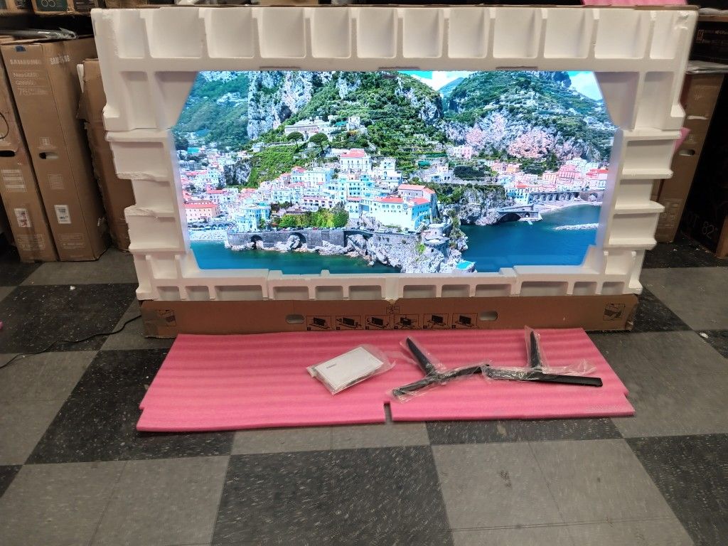 SAMSUNG 85" INCH QLED 4K Q70D OPEN BOX NEVER USED .