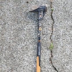 Fiskars PRO IsoCore 8-lb Maul – Heavy Duty Wood Splitter – $10