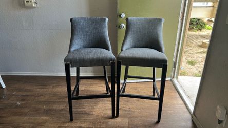 2 bar stools