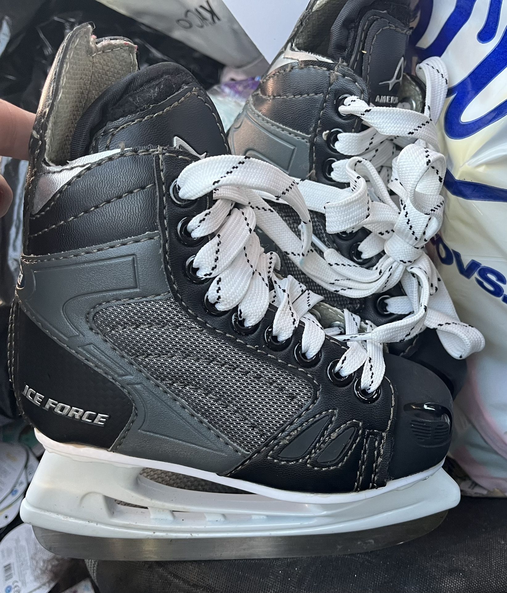 Kids Hockey Skates (y11)