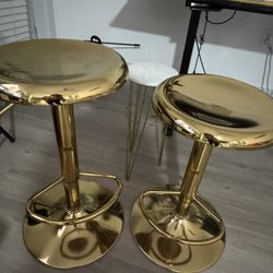 Full Apartment Setup – Bed, Desk, Dresser, Bar Stools (Move-In Ready) 