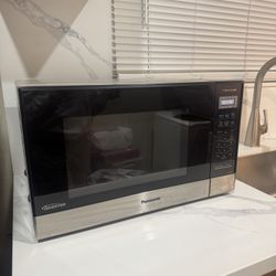 BARELY USED MICROWAVE NEW