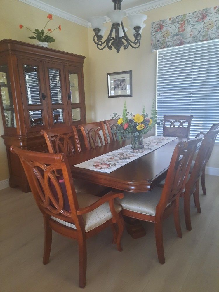 Cindy Crawford Exclusive Dining Set