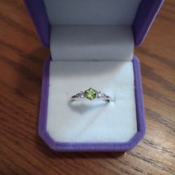 New S.925 Sterling Silver Peridot Ring Size 8 