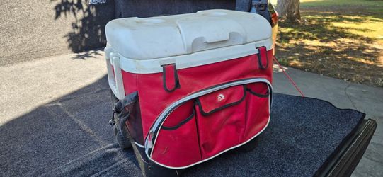 Igloo Rolling Cooler with Bag