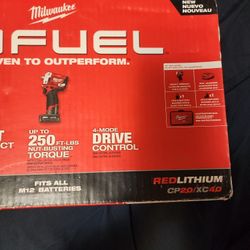 Milwaukee 3/8" Stubby Impact Wrench Kit