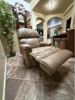 Manual La-Z-boy leather rocking reclininer chair in excellent condition