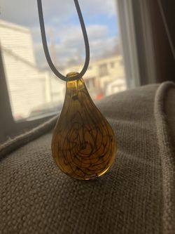 Glass pendant necklace