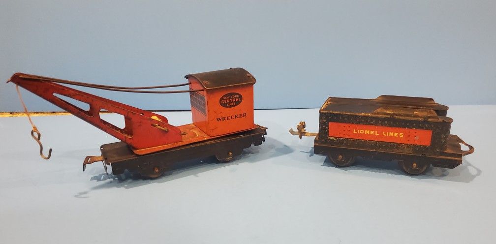 VINTAGE WRECKER CRANE BY MARX & LIONEL TENDER SOLD TOGETHER