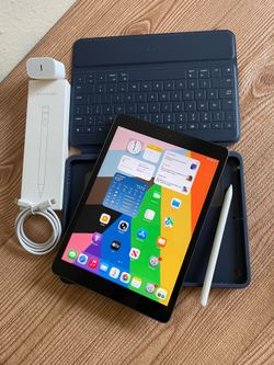 Apple iPad 8th Generation 32GB (Latest iOS 26) Logitech Keyboard case , Pencil & charger