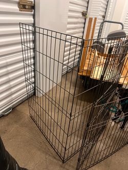 Separation metal gate pets room
