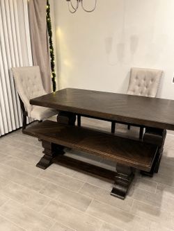 Dining table w/ 4 Chairs & Bench Seat