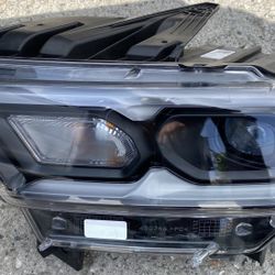 2022 Dodge Durango Left head light 