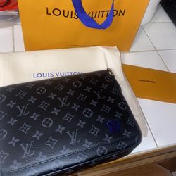 LOUIS VUITTON District PM Messenger Bag