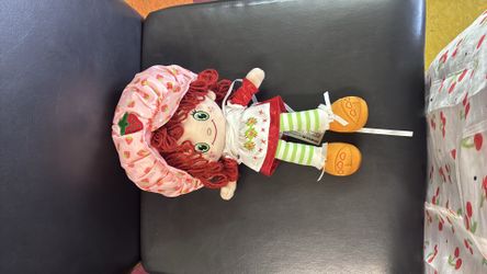 Strawberry Shortcake 14-Inch Classic Rag Doll