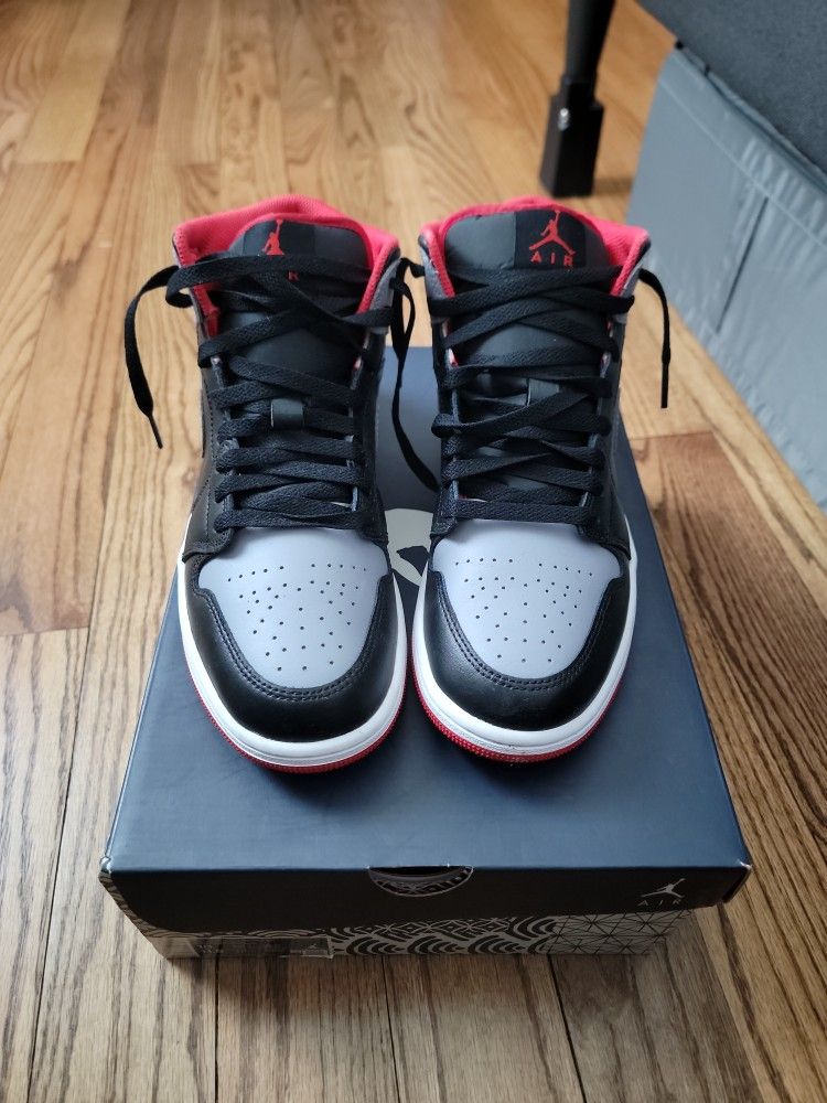 Air Jordan 1 Mid 'Bred'