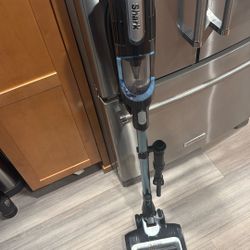 Shark Duo Clean Vacuum (plug-in)
