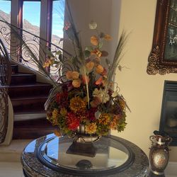 Vase With The Flower, Very Nice Very Elegant Brown  With The Gold With Sri Candle Gold It’s Gonna Be Four Pieces