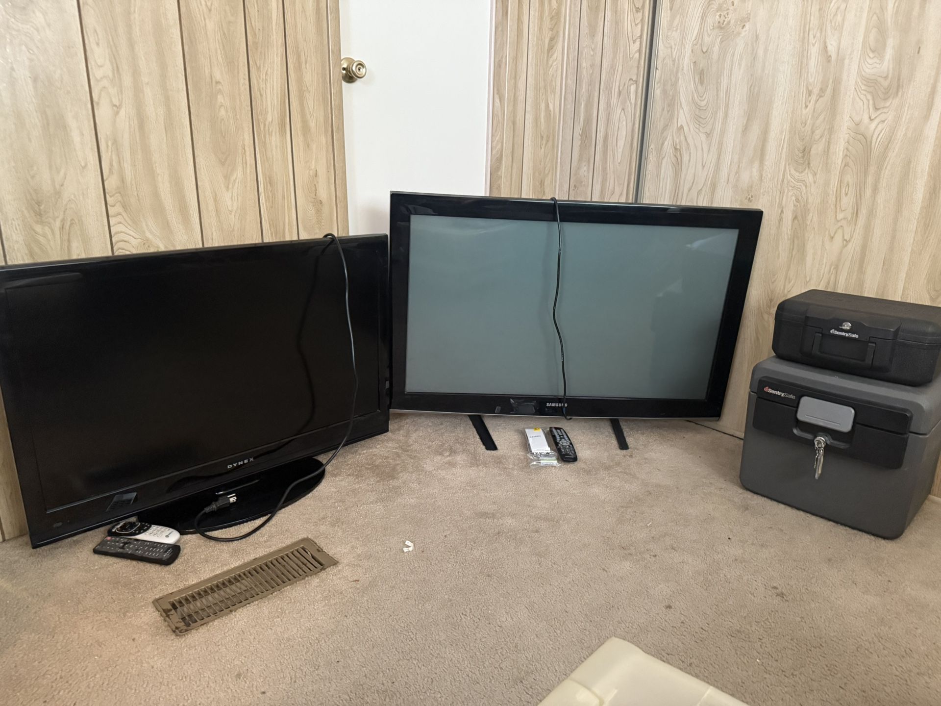 2 TVs