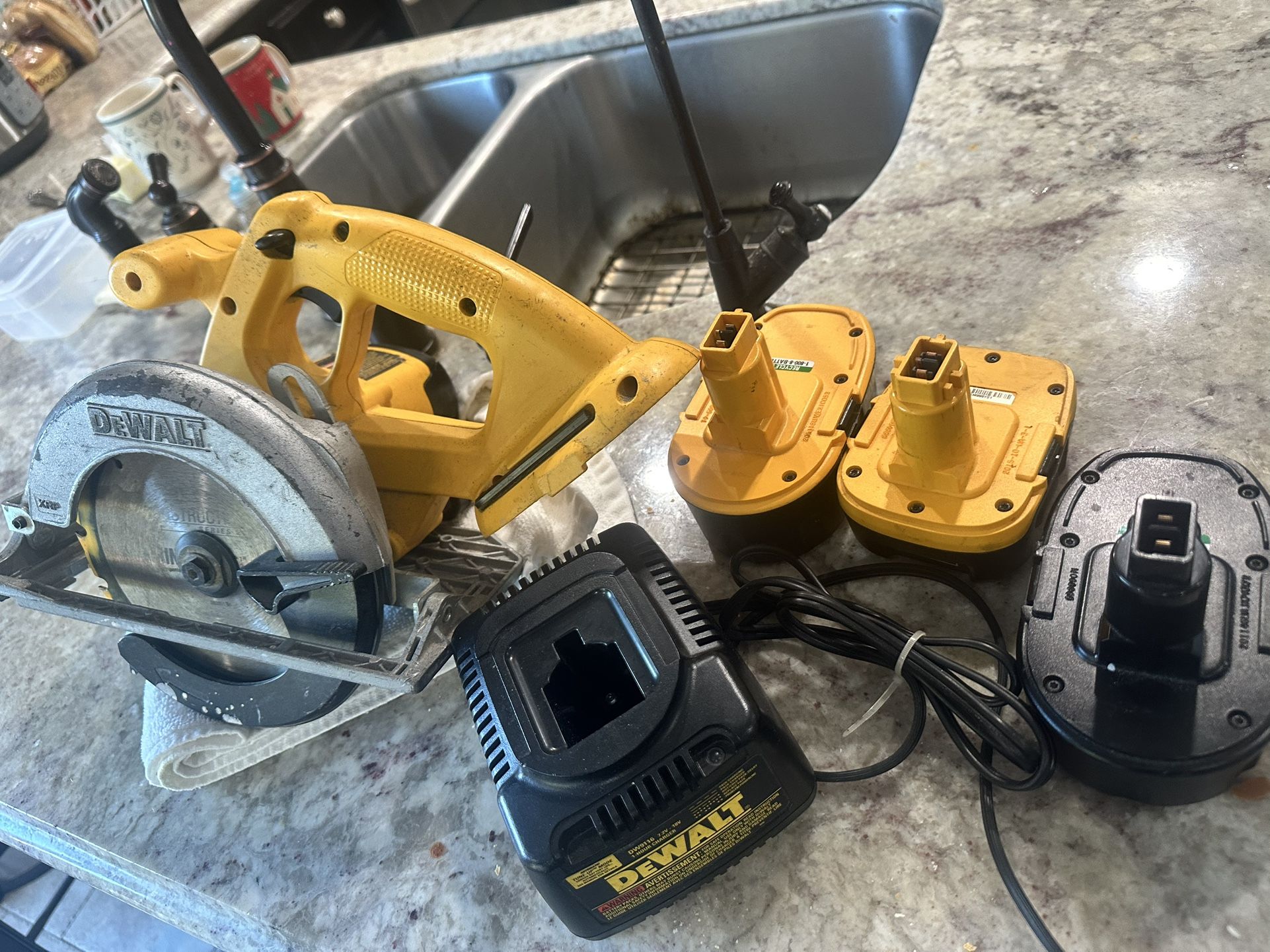 Dewalt Heavy Duty Cordless Saw W/accessories