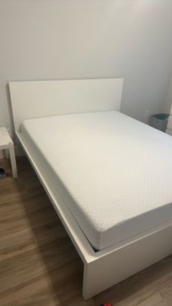 Queen white bed