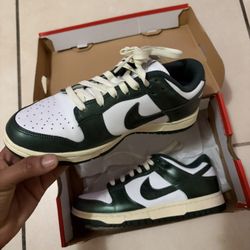 W Nike Dunk Low Size 7 // 5.5 In Men