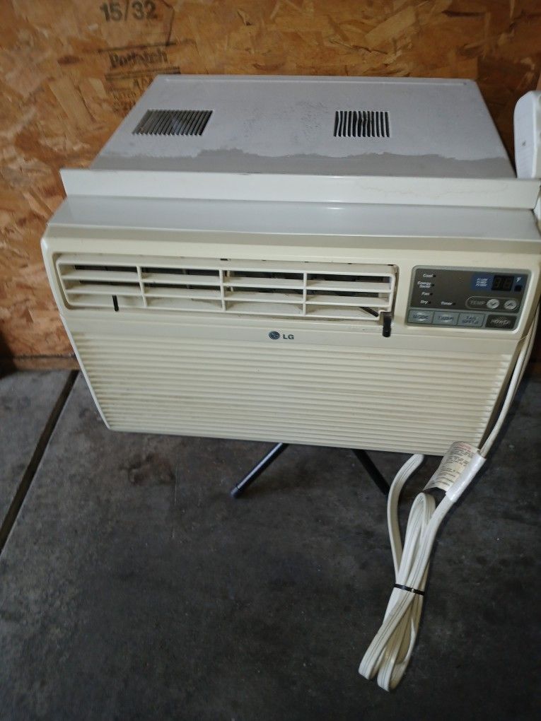 LG 8000 BTU Air Conditioner!