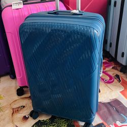 NEW 28” Teal Blue Hardshell Luggage – $40 FIRM 💙  📍 South Durango & 215 — near IKEA 📏 18.9” × 11” × 29.5” overall 🧳 Spinner wheels + telescoping h