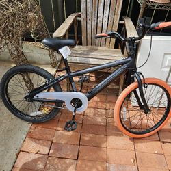 Vicicleta mediana marca Jetson muy bonita ( le faltan aire a las llantas)  es de 20" Inches / para niños de 6 a 8  años 