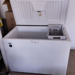 Whirlpool 15.0-cu ft Manual Defrost Chest Freezer ( White )