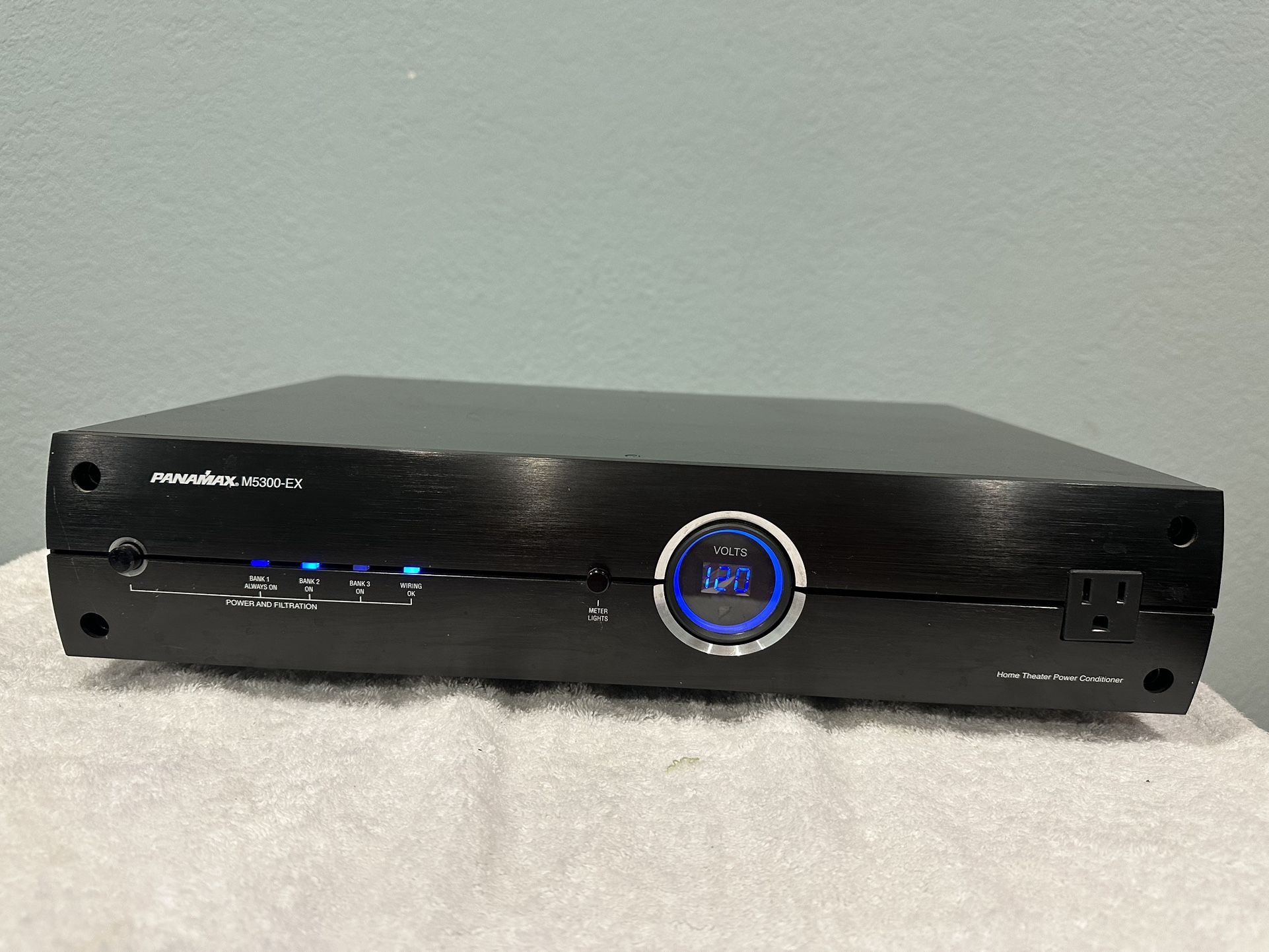 Panamax M5300-EX Home Theater Power Conditioner & Surge Protector 11 Outlet.