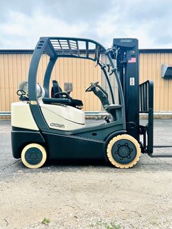 CROWN Forklift. Capacity 5000 lb. New not marking tires. LPG. Triple Mast & Side Shift. New brakes. Fully serviced. Ready for use.