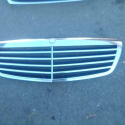 2007-2009 Mercedes S550 Grill Oem.
