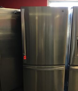 Used Kenmore Elite stainless steel bottom freezer fridge. 1 year warranty