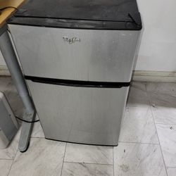 Mini fridge 