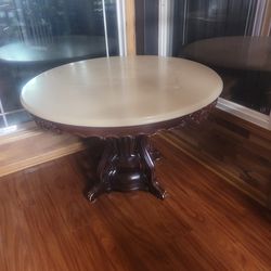 Round dining table