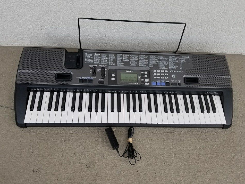 CASIO 61 Key CTK-720 MIC-Input 242 Tones Drum-Pad USB AC Cord + Manual
