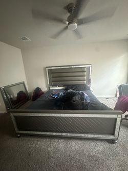 King Mirrored Bedroom Set – Great DIY/Restoration Project