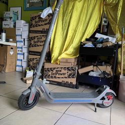 Phantom GOGO ELECTRIC SCOOTER 15MPH. 28MILES RANGE.  LED HEAD LIGHT  SMART SIDE LIGHTS.  FOLDABLE  Like new.
