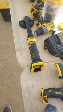 DEWALT
ATOMIC 20V MAX Cordless
Brushless 4 in. Extended Cut-
Off Tool (Tool Only)