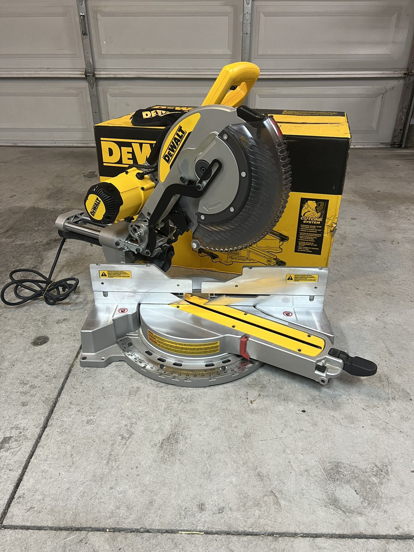 DEWALT 15 Amp Corded 12 in. Double Bevel Sliding Compound Miter Saw with XPS technology, Blade Wrench and Material Clamp