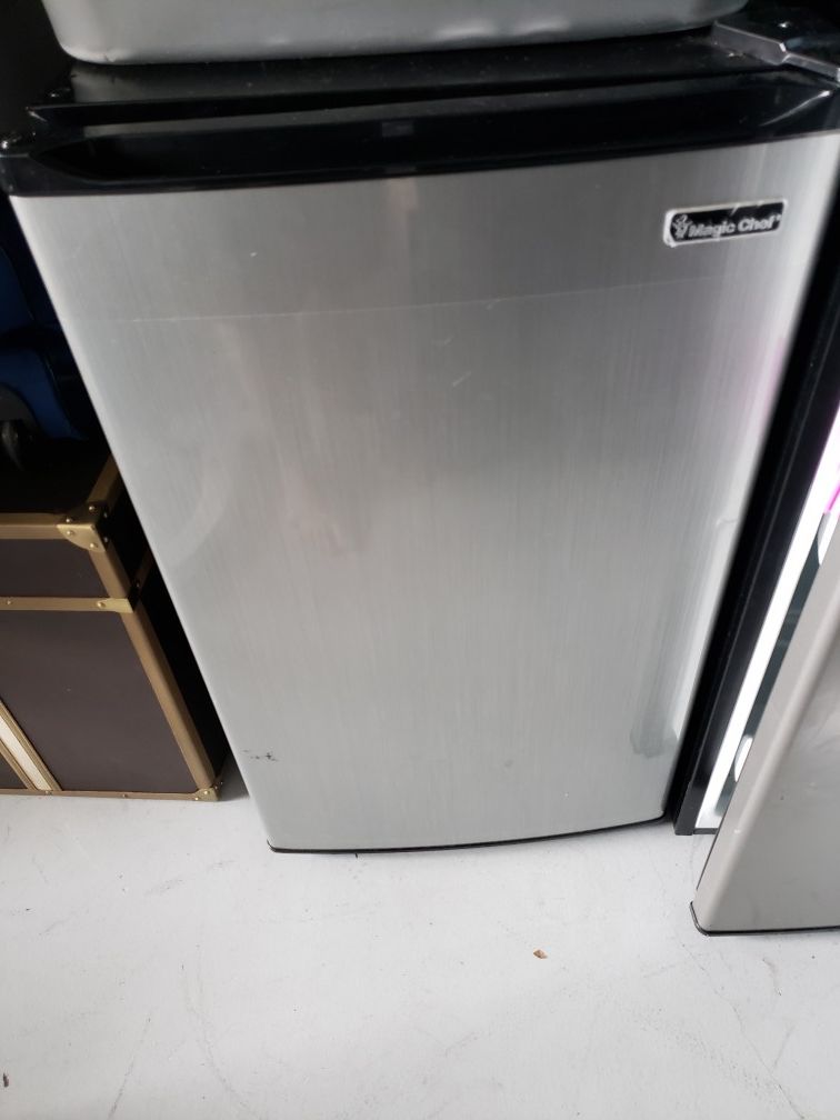 MAGIC CHEF. 3.5 CUBIC. LIKE NEW.