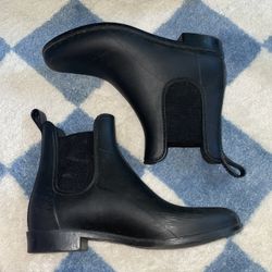 Black women’s boots size 7