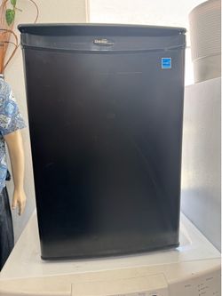 Mini fridge 27Hx18W