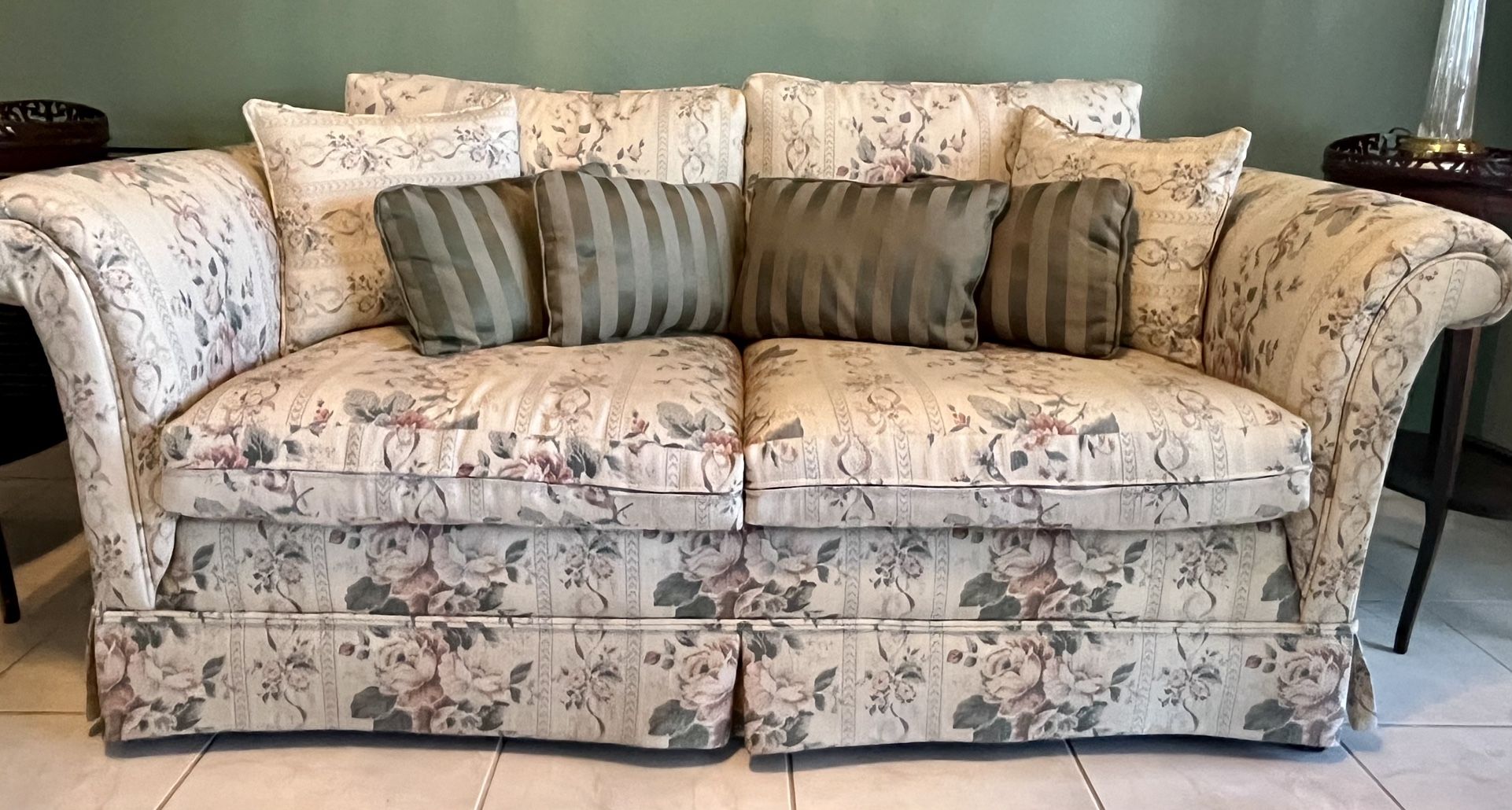 Vintage Floral Loveseat And 2 Chairs 