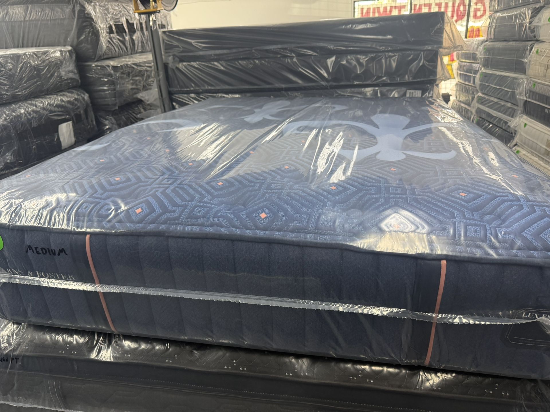 QUEEN SIZE STEARNS & FOSTER LUX ESTATE MATTRESS & BOX SPRING BED SET
