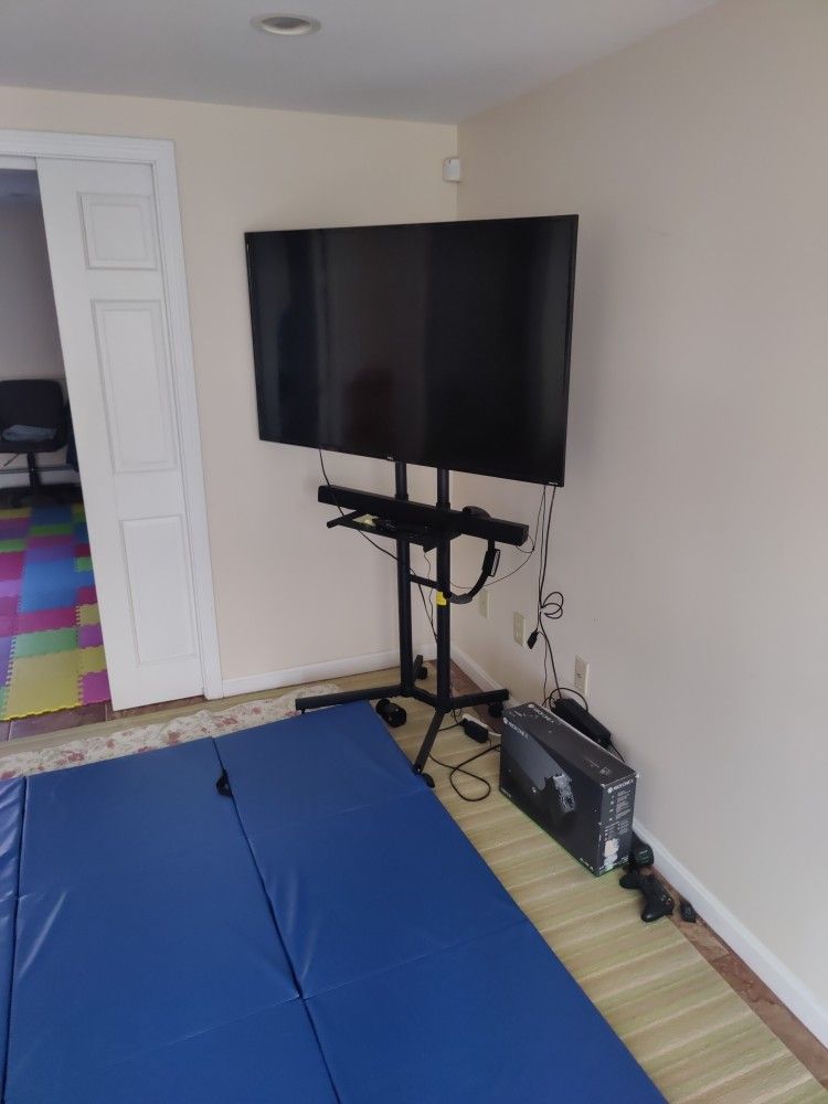 TCL 4K Roku TV With Stand Mint Condition